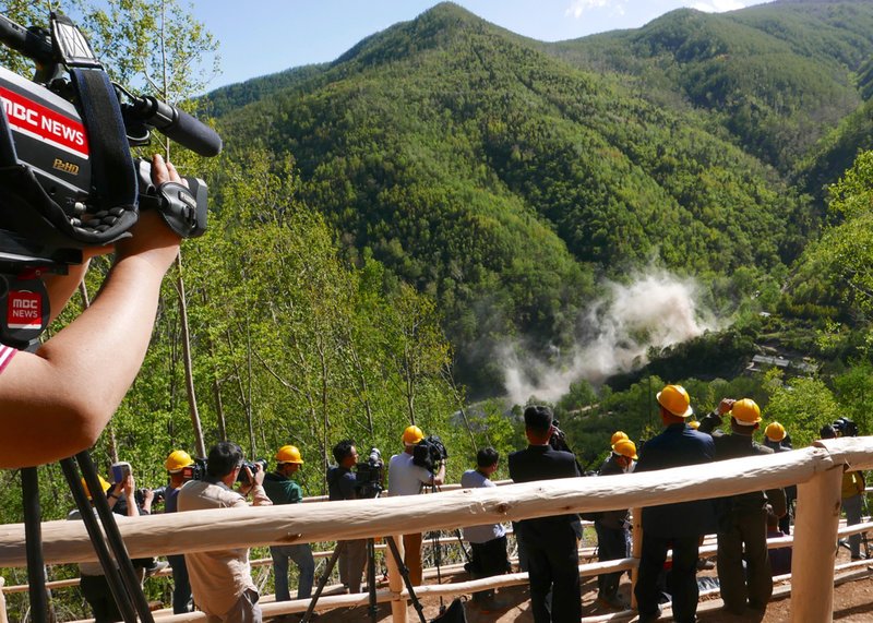 Η στιγμή που η Β. Κορέα ανατίναξε τα πεδία πυρηνικών δοκιμών [βίντεο] | iefimerida.gr 4