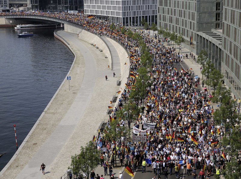 Βερολίνο: Στους δρόμους το ακροδεξιό AfD και αντιδιαδηλώσεις [εικόνες] | iefimerida.gr 1