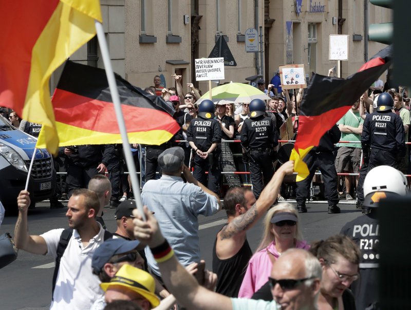 Βερολίνο: Στους δρόμους το ακροδεξιό AfD και αντιδιαδηλώσεις [εικόνες] | iefimerida.gr 4
