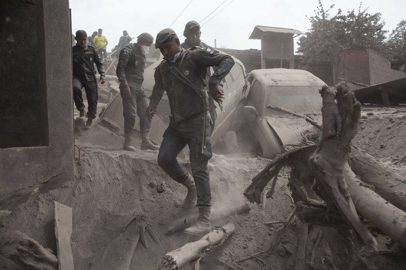 Ελπίδα στις στάχτες: Ανέσυραν ζωντανό μωρό μετά την έκρηξη ηφαιστείου στη Γουατεμάλα [βίντεο] | iefimerida.gr 2