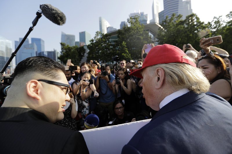 Oι σωσίες του Κιμ και του Τραμπ  κλέβουν την παράσταση στη Σιγκαπούρη [εικόνες]  | iefimerida.gr 1