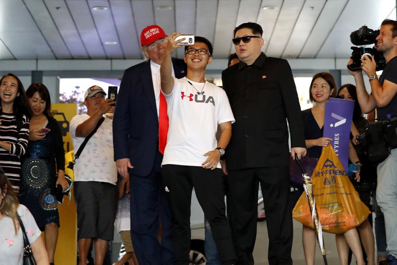 Oι σωσίες του Κιμ και του Τραμπ  κλέβουν την παράσταση στη Σιγκαπούρη [εικόνες]  | iefimerida.gr 5