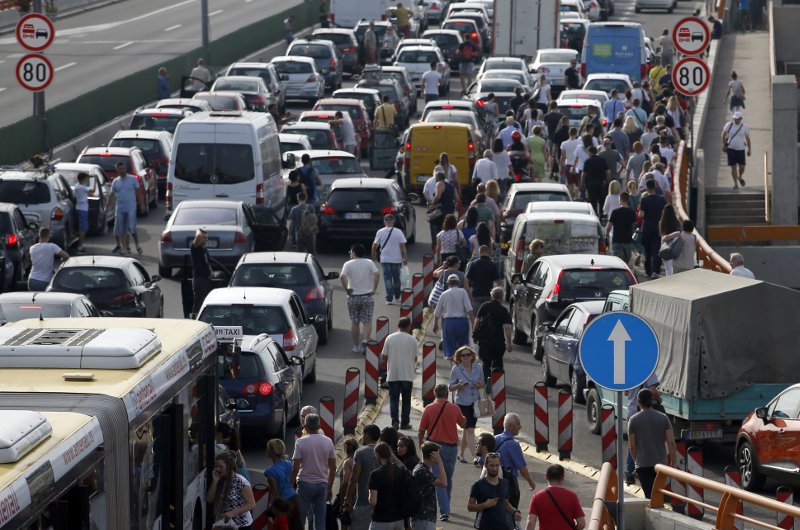 Σερβία: Κλείνουν τους δρόμους διαμαρτυρόμενοι στην αύξηση καυσίμων [εικόνες]   | iefimerida.gr 0