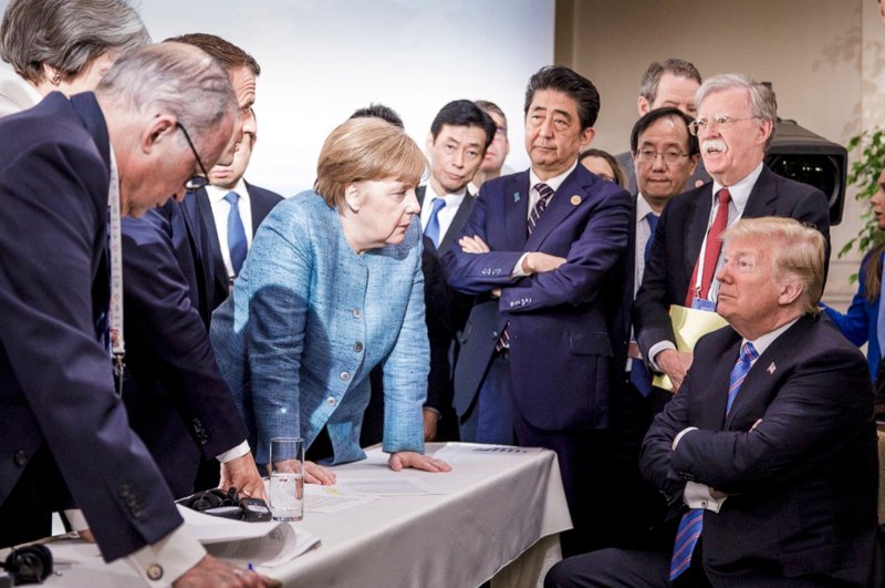 H περίφημη φωτογραφία από τη Σύνοδο των G7 στον Καναδά τον περασμένο Ιούνιο/Φωτογραφία: ΑΡ