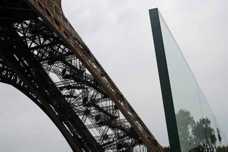 Ο Πύργος του Αϊφελ θωρακίζεται κατά των τρομοκρατικών επιθέσεων [εικόνες]  | iefimerida.gr 0