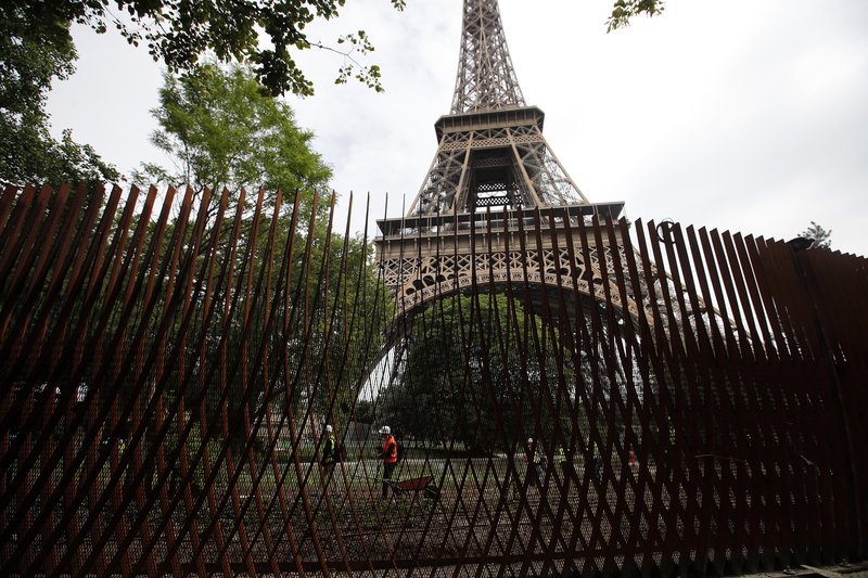 Ο Πύργος του Αϊφελ θωρακίζεται κατά των τρομοκρατικών επιθέσεων [εικόνες]  | iefimerida.gr 3