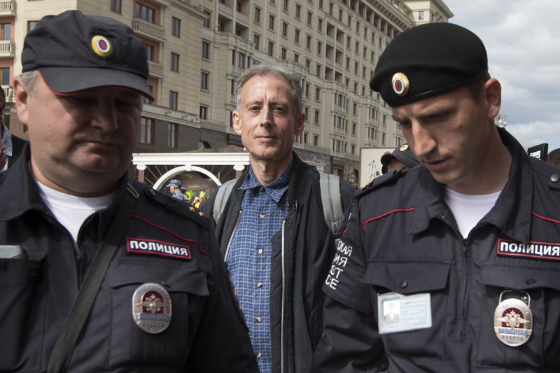 Μόσχα: Συνελήφθη λίγο πριν τη σέντρα του Μουντιάλ -Διαδήλωνε για τα δικαιώματα ομοφυλόφιλων στην Τσετσενία [εικόνες] | iefimerida.gr 4