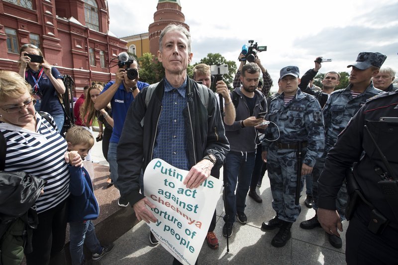 Μόσχα: Συνελήφθη λίγο πριν τη σέντρα του Μουντιάλ -Διαδήλωνε για τα δικαιώματα ομοφυλόφιλων στην Τσετσενία [εικόνες] | iefimerida.gr 3