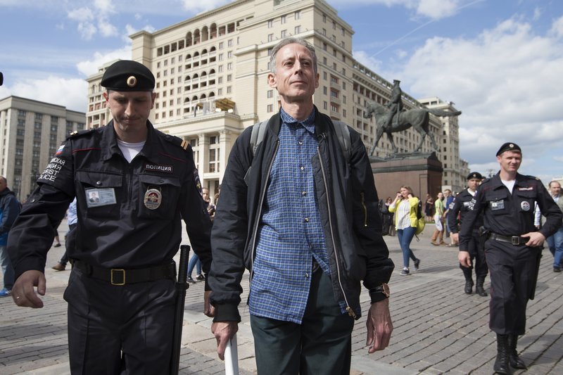 Μόσχα: Συνελήφθη λίγο πριν τη σέντρα του Μουντιάλ -Διαδήλωνε για τα δικαιώματα ομοφυλόφιλων στην Τσετσενία [εικόνες] | iefimerida.gr 2