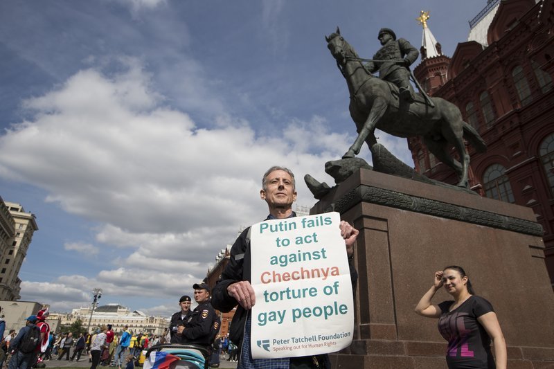 Μόσχα: Συνελήφθη λίγο πριν τη σέντρα του Μουντιάλ -Διαδήλωνε για τα δικαιώματα ομοφυλόφιλων στην Τσετσενία [εικόνες] | iefimerida.gr 1
