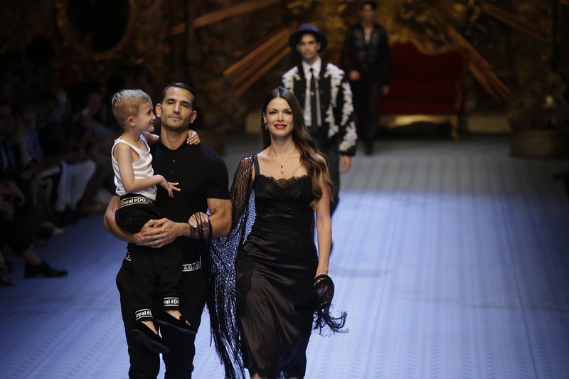 Η «θεά» Μόνικα Μπελούτσι ξανά στην πασαρέλα των Dolce & Gabbana -Επειτα από 26 χρόνια [εικόνες] | iefimerida.gr 7