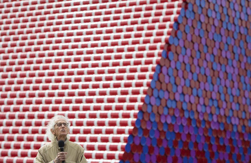 Mastaba: Το τεράστιο, πολύχρωμο γλυπτό που πλέει στη λίμνη του Χάιντ Παρκ -Από 7.506  βαρέλια [εικόνες] | iefimerida.gr 1