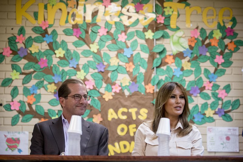 Αιφνιδιαστική επίσκεψη της Μελάνια σε κέντρο φιλοξενίας προσφυγόπουλων [βίντεο] | iefimerida.gr 0