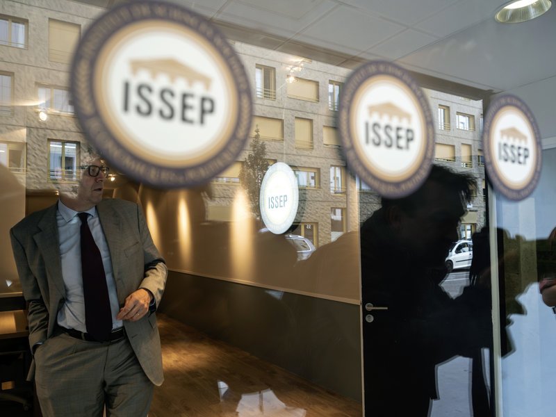 Ετοιμη να ανοίξει της πύλες της η σχολή της εγγονής του Λεπέν για την ελίτ της γαλλικής Δεξιάς | iefimerida.gr 1