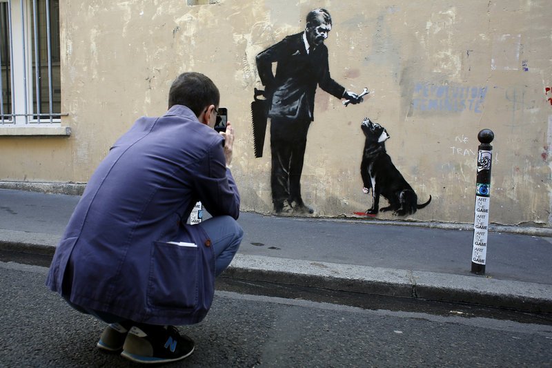 Ο  Banksy μεταμορφώνει καταυλισμό προσφύγων στο Παρίσι σε γκαλερί [εικόνες] | iefimerida.gr 2