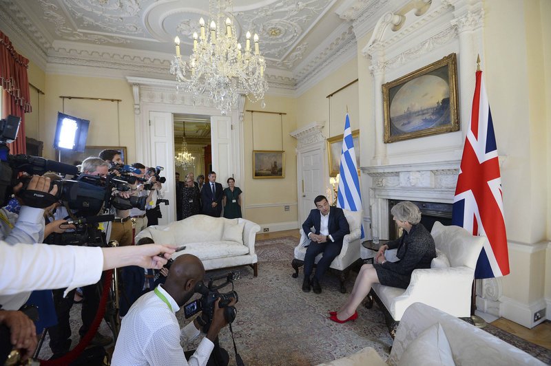 Ο Τσίπρας στην Ντάουνινγκ Στριτ -Τα κόκκινα γοβάκια της Τερέζα Μέι, ο σφιγμένος πρωθυπουργός [εικόνες] | iefimerida.gr 9