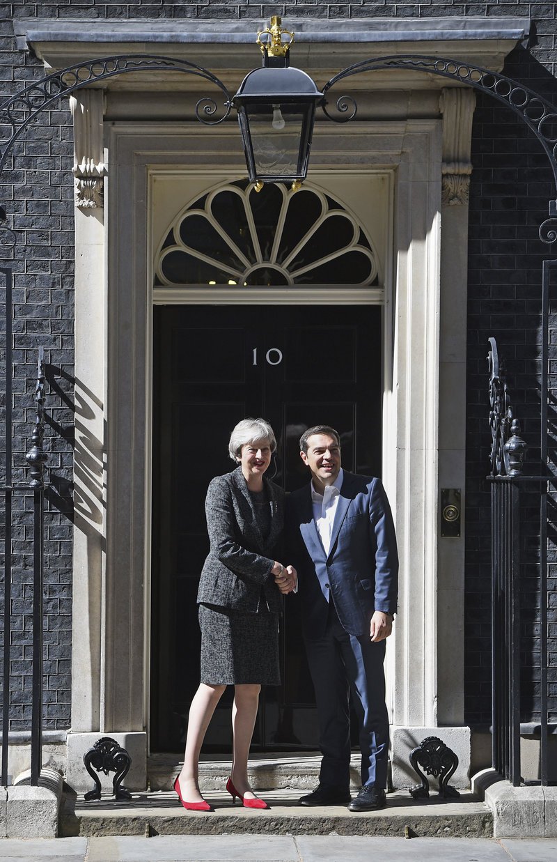 Ο Τσίπρας στην Ντάουνινγκ Στριτ -Τα κόκκινα γοβάκια της Τερέζα Μέι, ο σφιγμένος πρωθυπουργός [εικόνες] | iefimerida.gr 4