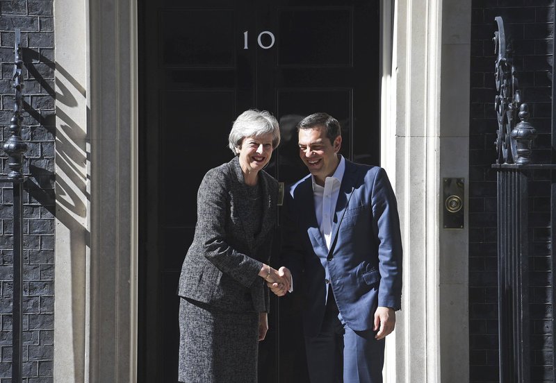 Ο Τσίπρας στην Ντάουνινγκ Στριτ -Τα κόκκινα γοβάκια της Τερέζα Μέι, ο σφιγμένος πρωθυπουργός [εικόνες] | iefimerida.gr 3