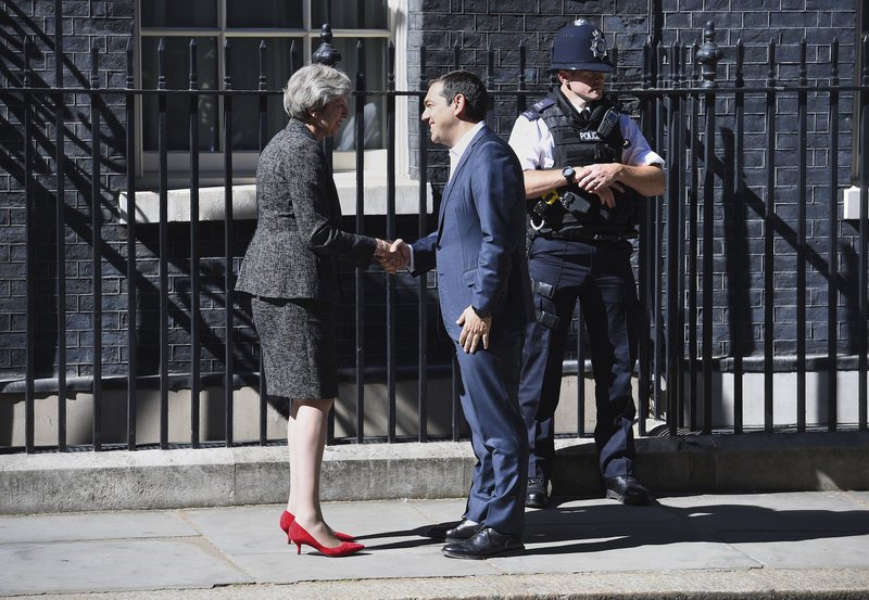 Ο Τσίπρας στην Ντάουνινγκ Στριτ -Τα κόκκινα γοβάκια της Τερέζα Μέι, ο σφιγμένος πρωθυπουργός [εικόνες] | iefimerida.gr 2