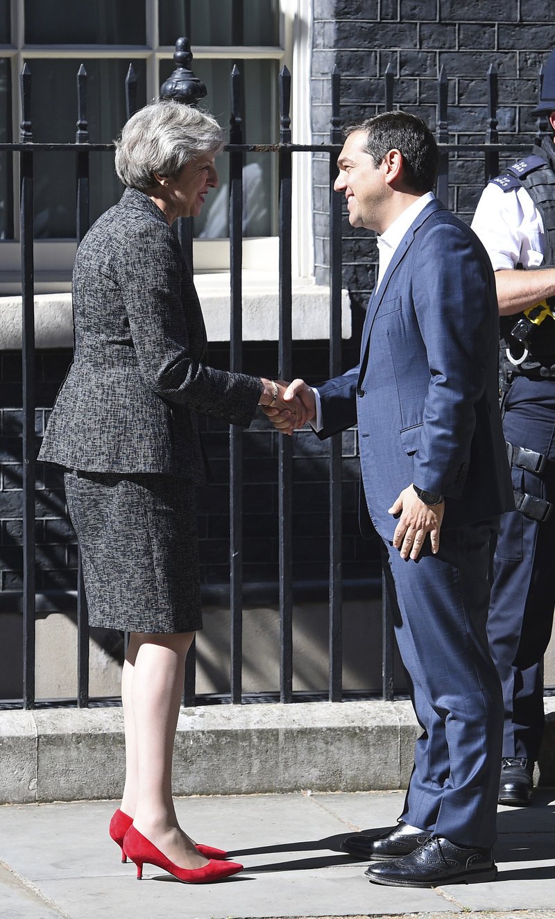 Ο Τσίπρας στην Ντάουνινγκ Στριτ -Τα κόκκινα γοβάκια της Τερέζα Μέι, ο σφιγμένος πρωθυπουργός [εικόνες] | iefimerida.gr 1