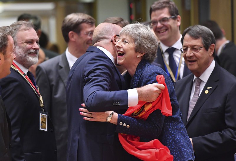 Με φανέλα του Βελγίου στη Σύνοδο Κορυφής ο Σαρλ Μισέλ -Την έδειχνε στη Μέι [εικόνες] | iefimerida.gr 1