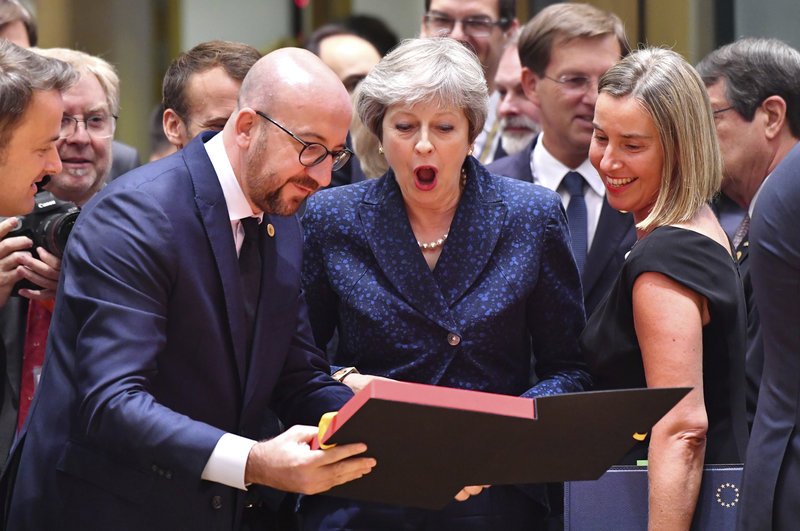 Με φανέλα του Βελγίου στη Σύνοδο Κορυφής ο Σαρλ Μισέλ -Την έδειχνε στη Μέι [εικόνες] | iefimerida.gr 0