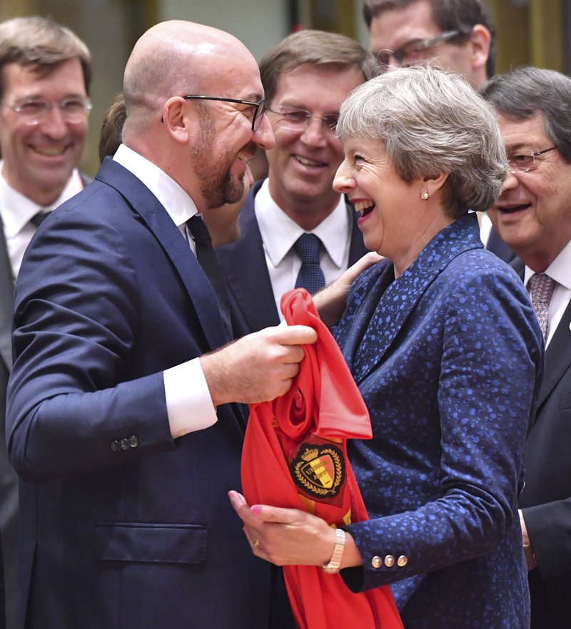 Με φανέλα του Βελγίου στη Σύνοδο Κορυφής ο Σαρλ Μισέλ -Την έδειχνε στη Μέι [εικόνες] | iefimerida.gr 3