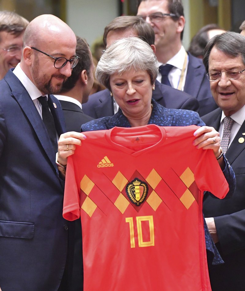 Με φανέλα του Βελγίου στη Σύνοδο Κορυφής ο Σαρλ Μισέλ -Την έδειχνε στη Μέι [εικόνες] | iefimerida.gr 6