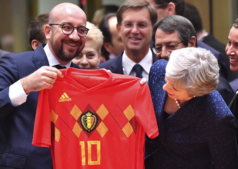 Με φανέλα του Βελγίου στη Σύνοδο Κορυφής ο Σαρλ Μισέλ -Την έδειχνε στη Μέι [εικόνες] | iefimerida.gr 5