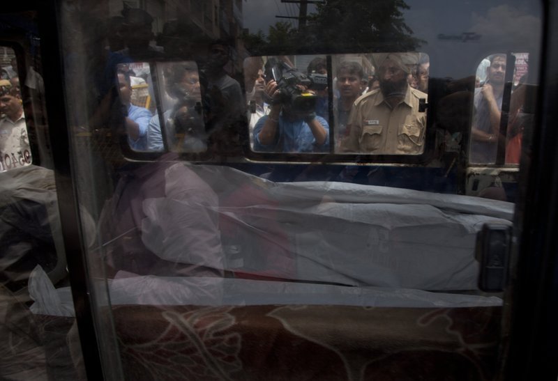 Μυστήριο στην Ινδία: Βρέθηκαν δέκα μέλη οικογένειας απαγχονισμένα -Είχαν κρεμαστεί από το ταβάνι [εικόνες & βίντεο]  | iefimerida.gr 2