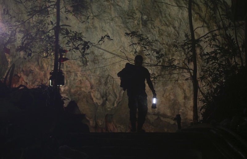 Νέο βίντεο-σοκ με τα εγκλωβισμένα παιδιά της Ταϊλάνδης -Ισως μείνουν 4 μήνες στο σπήλαιο [βίντεο] | iefimerida.gr 3