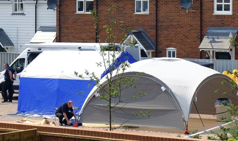 Φύλλο και φτερό κάνει η αστυνομία τα σπίτια των δύο Βρετανών που μολύνθηκαν από το Novichok [βίντεο]  | iefimerida.gr 0