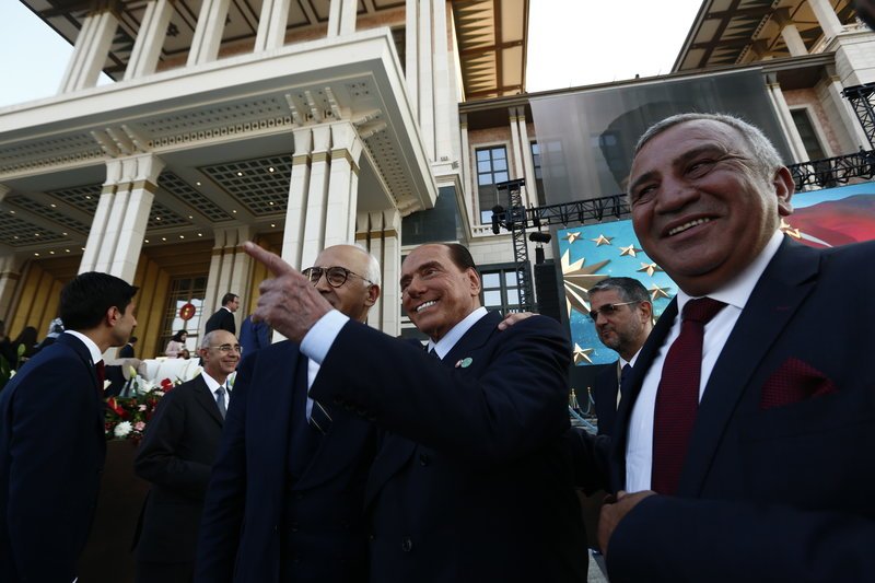 Ο πρώην πρωθυπουργός της Ιταλίας Σίλβιο Μπερλουσκόνι, μοιράζει χαμόγελα--Φωτογραφία: Presidency Press Service via AP, Pool