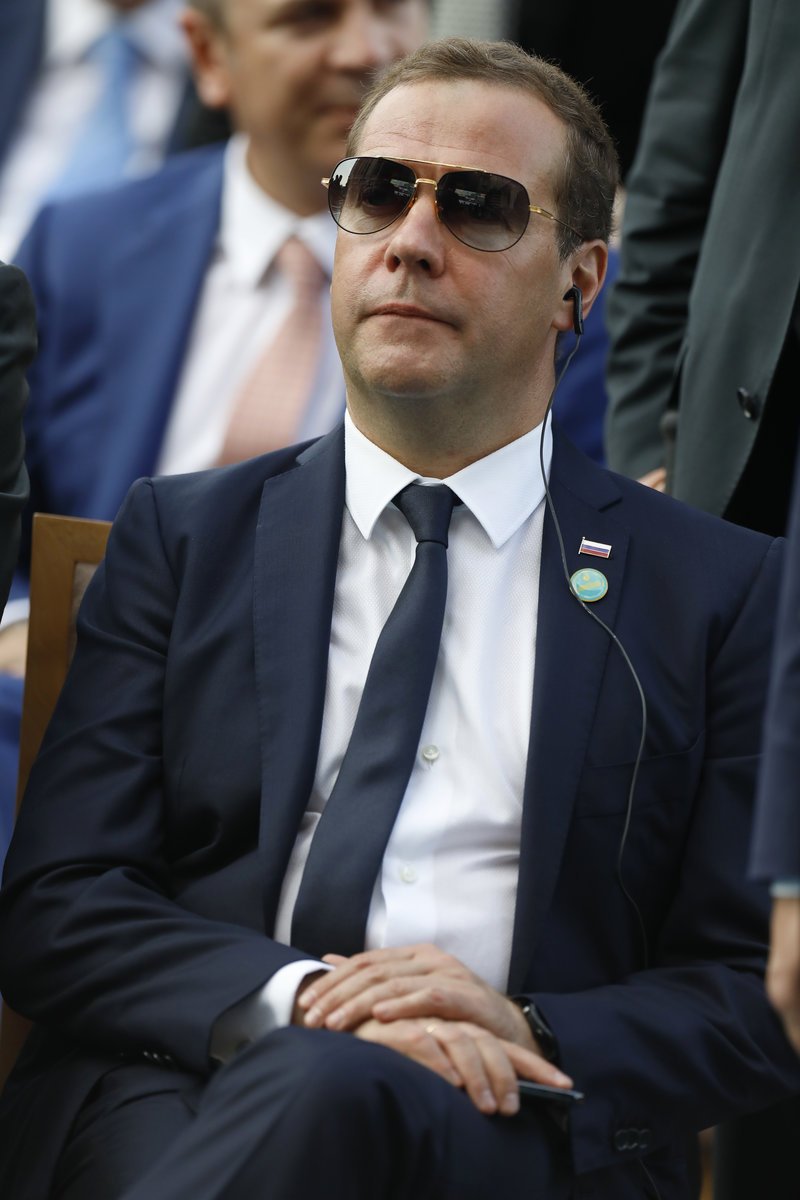 Ο πρωθυπουργός της Ρωσίας Ντίτρι Μεντβέντεφ με γυαλί ηλίου παρακολουθεί την ορκωμοσία Ερντογάν-Φωτογραφία: Presidency Press Service via AP, Pool