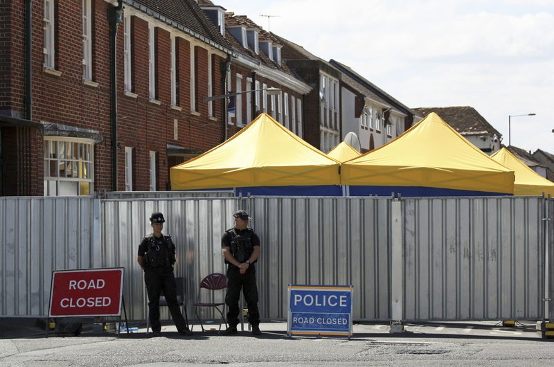 Μπουκάλι αρώματος περιείχε το novichok, που μόλυνε το ζευγάρι των Βρετανών | iefimerida.gr 0