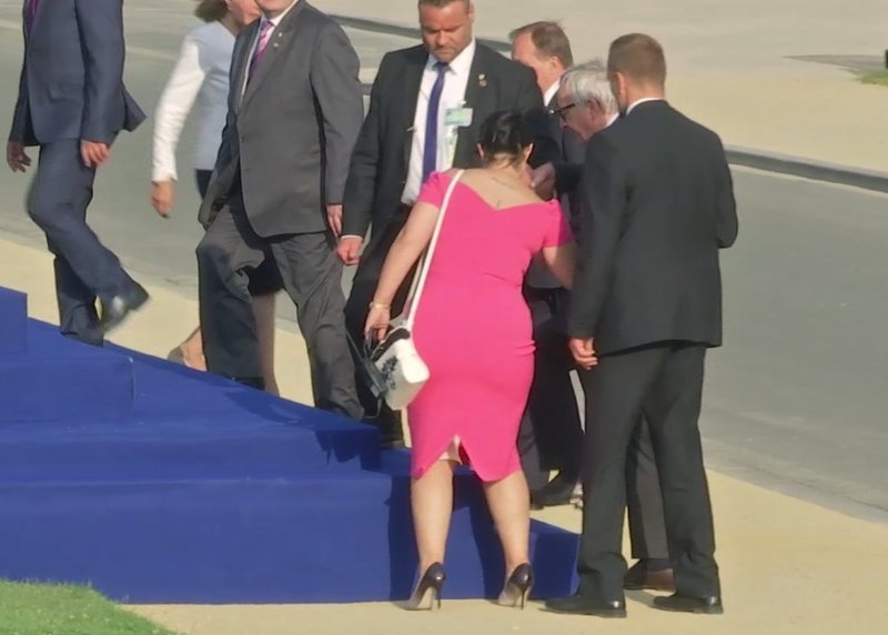 Τρέκλιζε ο Γιούνκερ στη σύνοδο του ΝΑΤΟ -Τον κρατούσαν διαρκώς να μην σωριαστεί [εικόνες & βίντεο] | iefimerida.gr 2