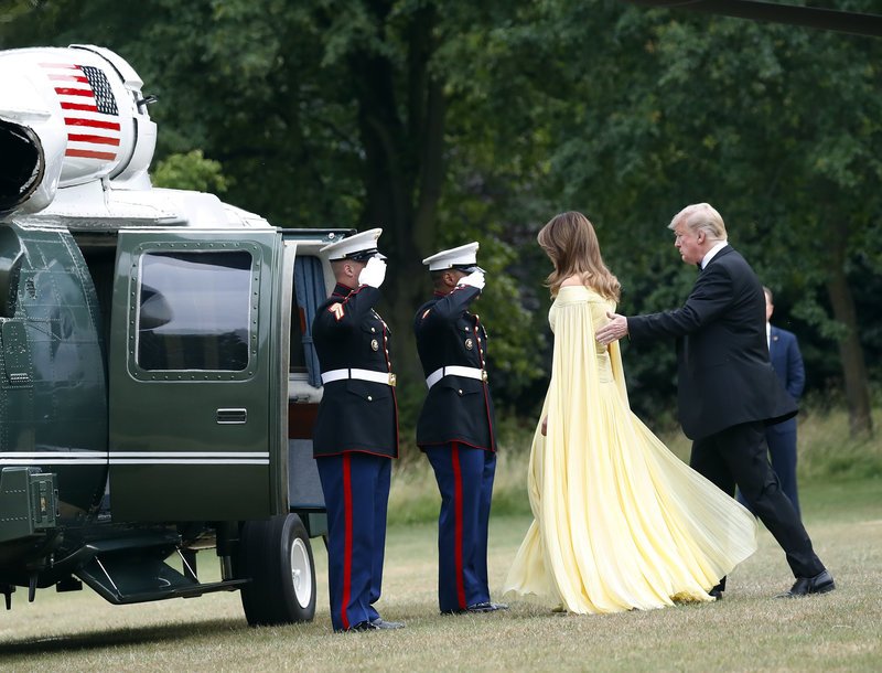 Η Μελάνια σαν αρχαία Ελληνίδα θεά -Για δείπνο σε βρετανικό παλάτι [εικόνες] | iefimerida.gr 1