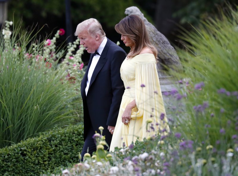 Η Μελάνια σαν αρχαία Ελληνίδα θεά -Για δείπνο σε βρετανικό παλάτι [εικόνες] | iefimerida.gr 0