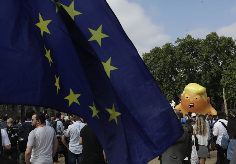 Οργή για τον Τραμπ στο Λονδίνο -Στον αέρα το «οργισμένο μωρό» [εικόνες & βίντεο]  | iefimerida.gr 1