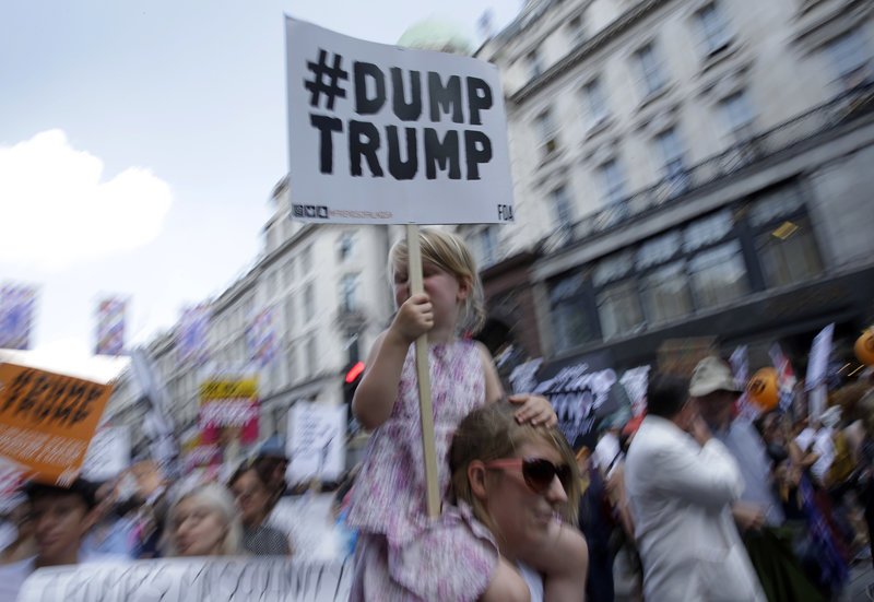 Τραμπ σε Μέι: Κάντε ό,τι θέλετε με το Brexit, αρκεί να έχουμε εμπορικές σχέσεις -Χιλιάδες διαδηλωτές στους δρόμους [εικόνες] | iefimerida.gr 8