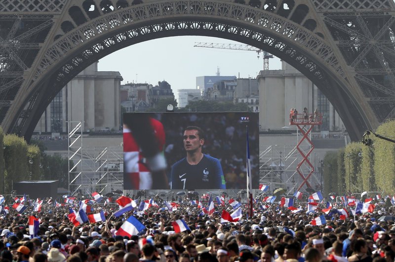 Το Παρίσι... φλέγεται μετά την κατάκτηση του Μουντιάλ -Χιλιάδες Γάλλοι στους δρόμους [εικόνες & βίντεο] | iefimerida.gr 10