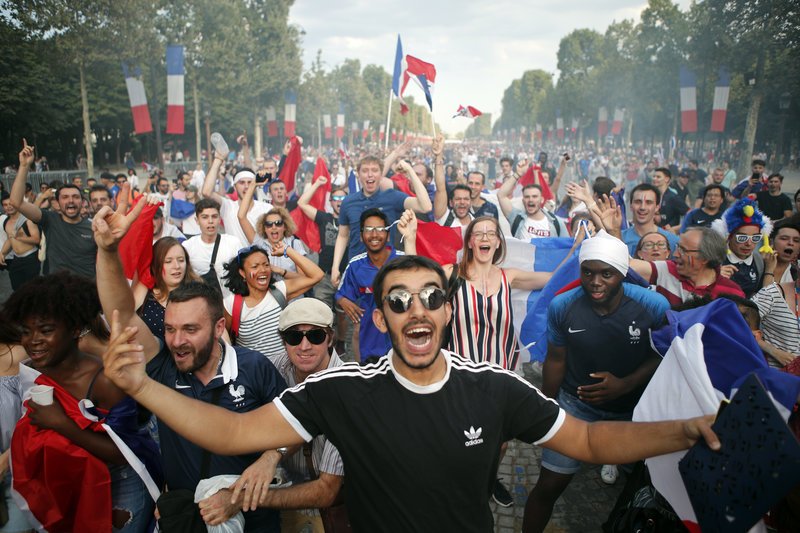 Το Παρίσι... φλέγεται μετά την κατάκτηση του Μουντιάλ -Χιλιάδες Γάλλοι στους δρόμους [εικόνες & βίντεο] | iefimerida.gr 6