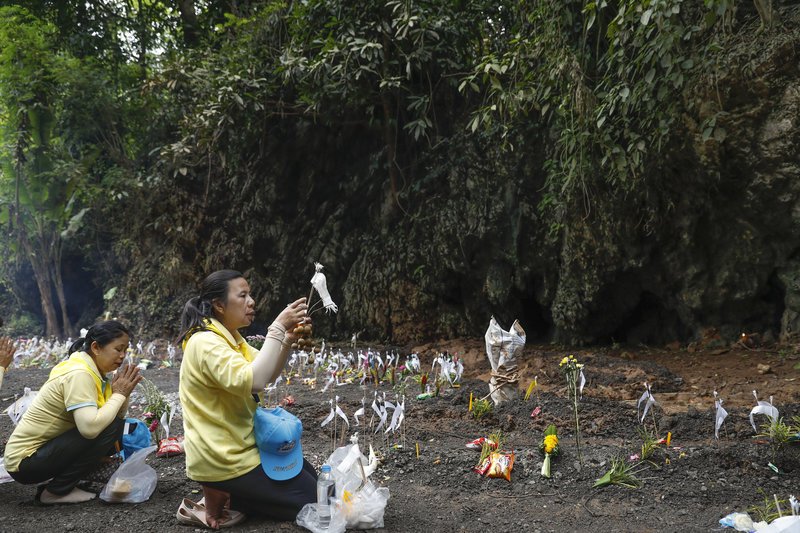Ταϊλάνδη: Με γουρουνοκεφαλές και γλυκά ευχαριστούν τα πνεύματα του σπηλαίου που έσωσαν τα παιδιά [εικόνες] | iefimerida.gr 3