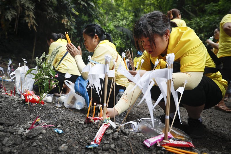 Ταϊλάνδη: Με γουρουνοκεφαλές και γλυκά ευχαριστούν τα πνεύματα του σπηλαίου που έσωσαν τα παιδιά [εικόνες] | iefimerida.gr 4