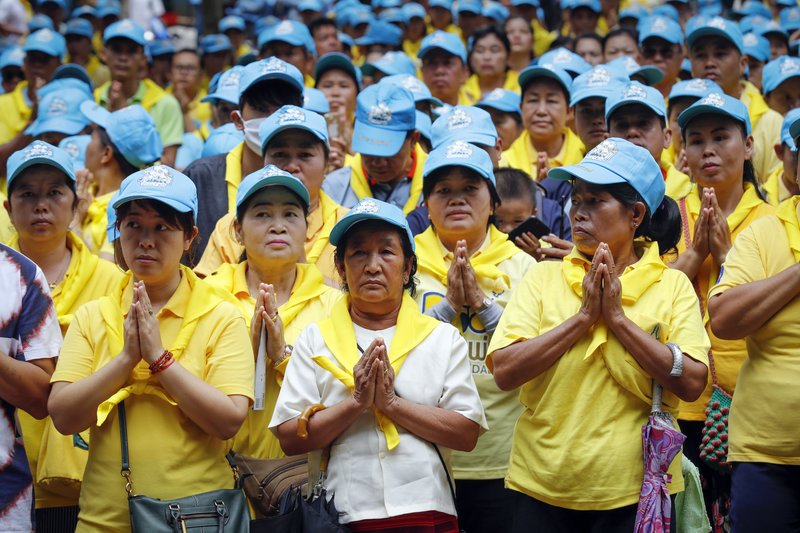 Ταϊλάνδη: Με γουρουνοκεφαλές και γλυκά ευχαριστούν τα πνεύματα του σπηλαίου που έσωσαν τα παιδιά [εικόνες] | iefimerida.gr 0