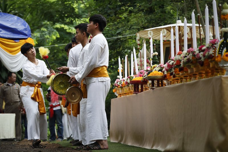 Ταϊλάνδη: Με γουρουνοκεφαλές και γλυκά ευχαριστούν τα πνεύματα του σπηλαίου που έσωσαν τα παιδιά [εικόνες] | iefimerida.gr 5