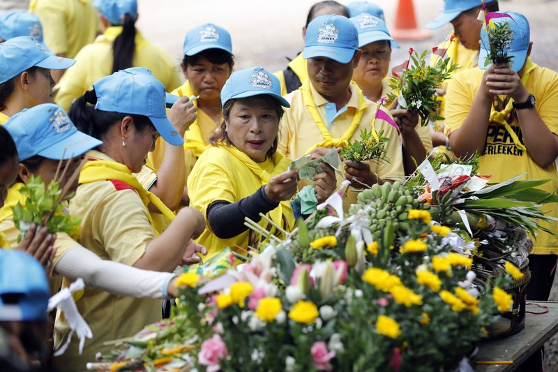 Ταϊλάνδη: Με γουρουνοκεφαλές και γλυκά ευχαριστούν τα πνεύματα του σπηλαίου που έσωσαν τα παιδιά [εικόνες] | iefimerida.gr 2