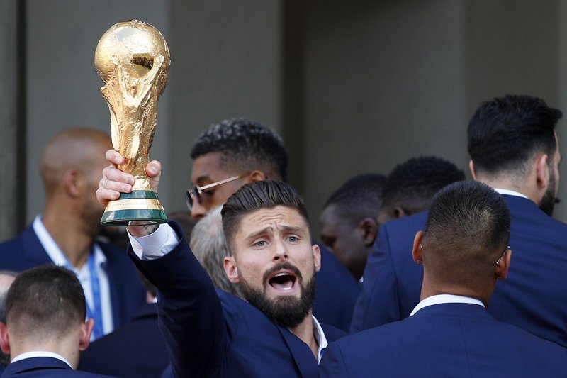 Επεσαν τα τείχη: Η υποδοχή των Παγκόσμιων Πρωταθλητών στο Παρίσι -Χιλιάδες κόσμου στους δρόμους [εικόνες & βίντεο] | iefimerida.gr 6