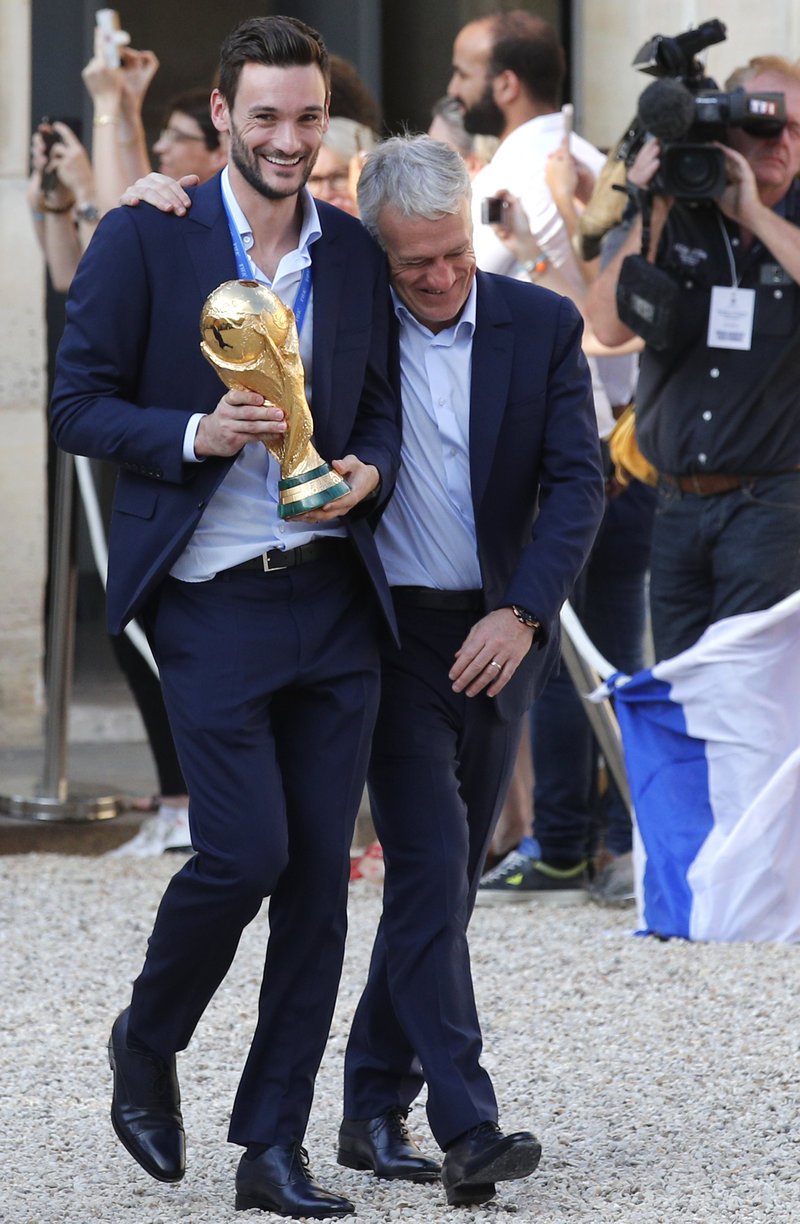 Επεσαν τα τείχη: Η υποδοχή των Παγκόσμιων Πρωταθλητών στο Παρίσι -Χιλιάδες κόσμου στους δρόμους [εικόνες & βίντεο] | iefimerida.gr 2