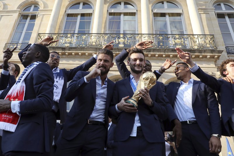 Επεσαν τα τείχη: Η υποδοχή των Παγκόσμιων Πρωταθλητών στο Παρίσι -Χιλιάδες κόσμου στους δρόμους [εικόνες & βίντεο] | iefimerida.gr 1